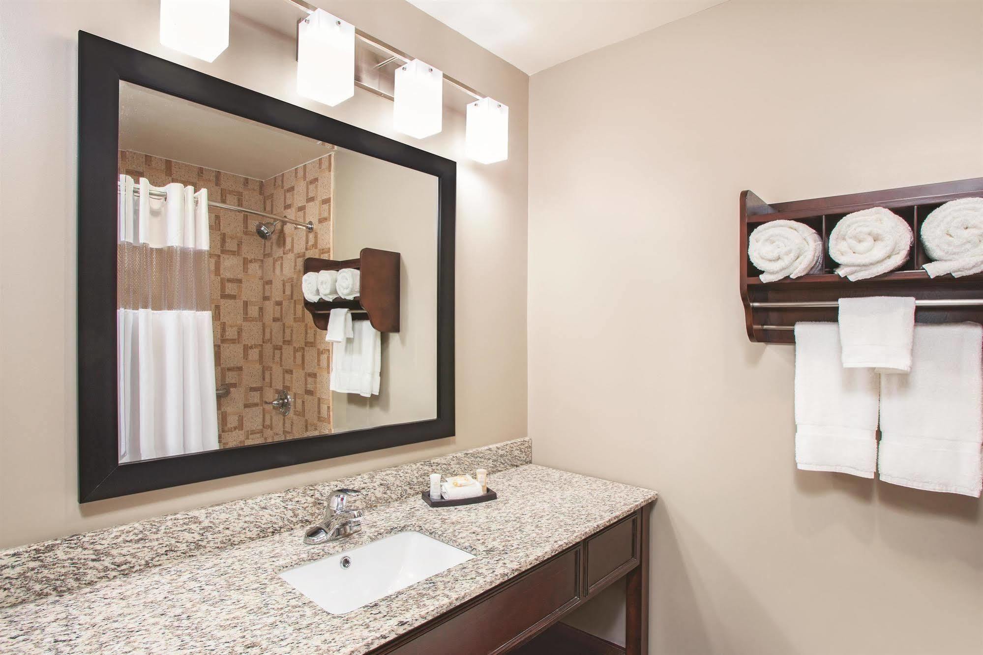La Quinta Inn & Suites Far Rockaway - Beach Hotel New York Ngoại thất bức ảnh